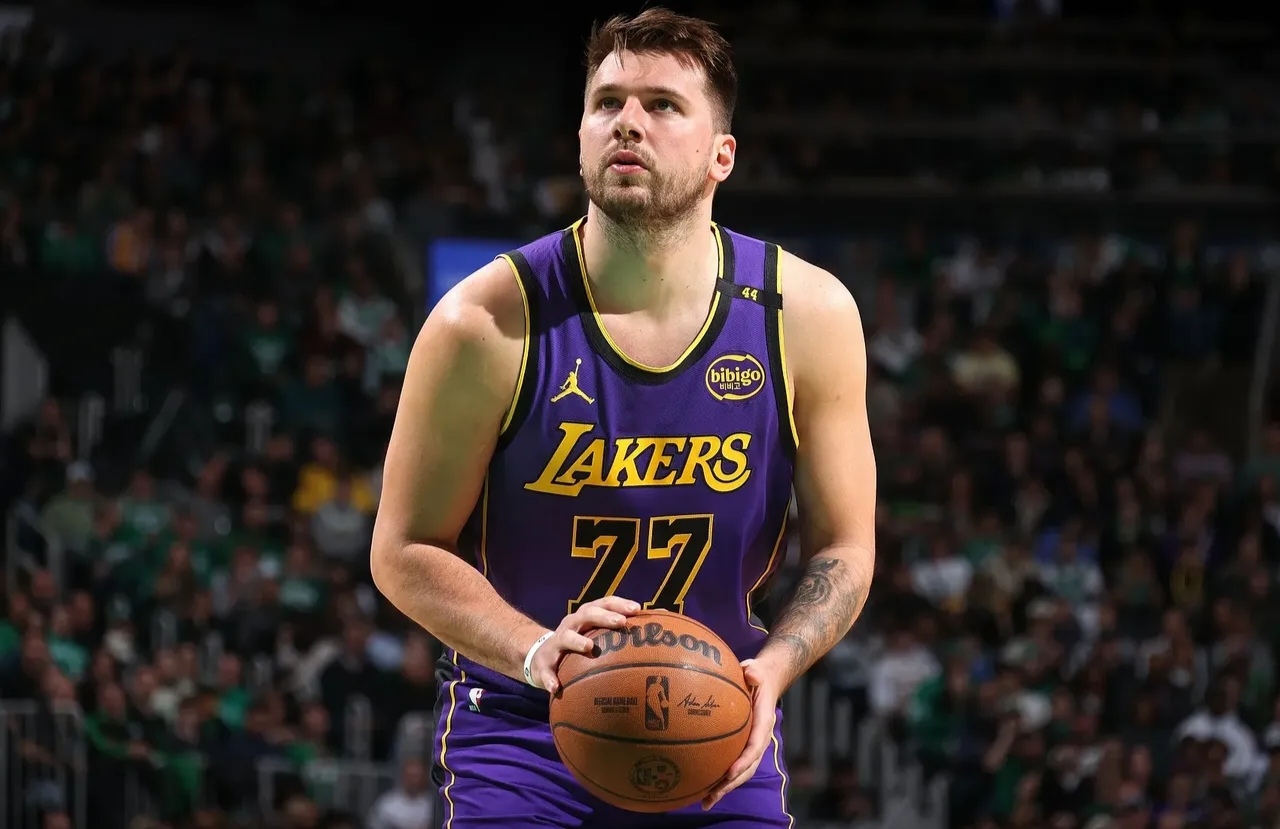 芒果体育-东契奇回归赛场，突破纪录首场状态亮眼，美国队观众沸腾！的简单介绍